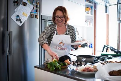 Clase de cocina privada en la casa de un local con almuerzo o cena en el lago Maggiore. Clase de cocina privada en la casa de un local con almuerzo o cena en el lago Maggiore.