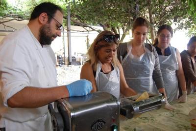 Una clase de cocina privada en la Isla de los Pescadores, en el lago Maggiore. Una clase de cocina privada en la Isla de los Pescadores, en el lago Maggiore.
