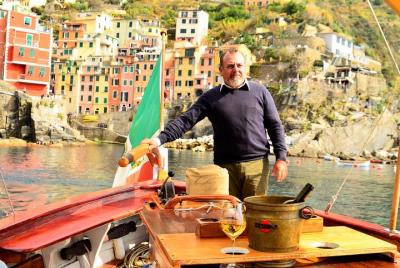 Aperitivo privado en las Cinque Terre en un barco histórico Aperitivo privado en las Cinque Terre en un barco histórico