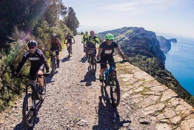 Tómelo con calma: un recorrido completo de Cinque Terre en bicicleta eléctrica y yate Tómelo con calma: un recorrido completo de Cinque Terre en bicicleta eléctrica y yate