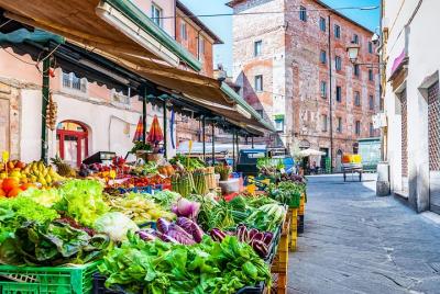 Visita al mercado de grupos pequeños y experiencia gastronómica en la casa de Cesarina en La Spezia Visita al mercado de grupos pequeños y experiencia gastronómica en la casa de Cesarina en La Spezia