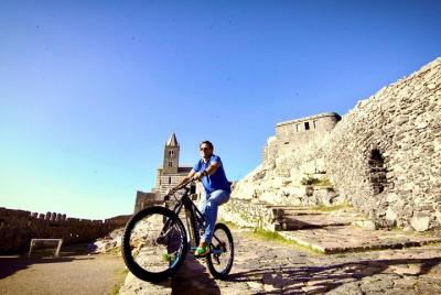 Cabalgando a Portovenere: un recorrido en bicicleta eléctrica por la magia del "Golfo dei Poeti" Cabalgando a Portovenere: un recorrido en bicicleta eléctrica por la magia del