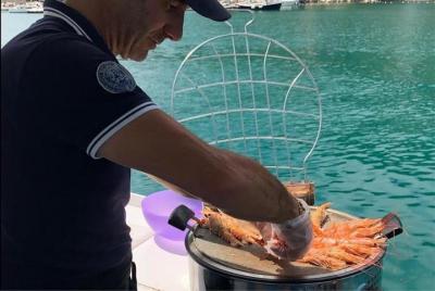 Pescado y a la parrilla: un crucero privado en Cinque Terre y un almuerzo especial a bordo Pescado y a la parrilla: un crucero privado en Cinque Terre y un almuerzo especial a bordo