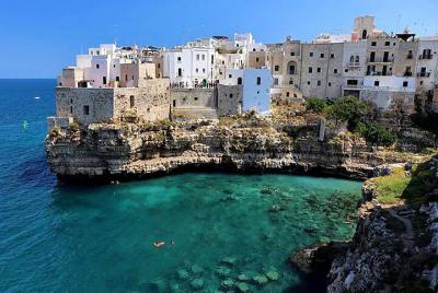Tour independiente de Ostuni, Alberobello y Polignano a Mare. Salida de Lecce Tour independiente de Ostuni, Alberobello y Polignano a Mare. Salida de Lecce