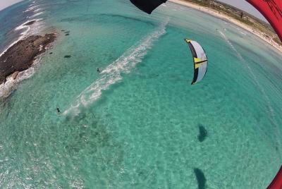 Lección de kiteboarding en grupos pequeños en Puglia Lección de kiteboarding en grupos pequeños en Puglia
