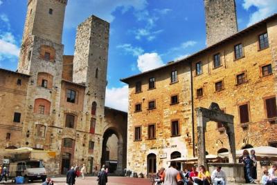 Excursión privada de un día a San Gimignano y Volterra desde Livorno