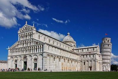 Livorno Shore Excursion: Pisa, Lucca y experiencia de vino Excursión privada de un día