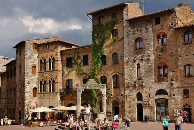 Excursión por la costa de Livorno: Siena Monteriggioni San Gimignano con almuerzo y degustación de vinos