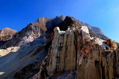 Tour de mármol desde Versilia, cantera de mármol Fantiscritti y experiencia enológica en Luni