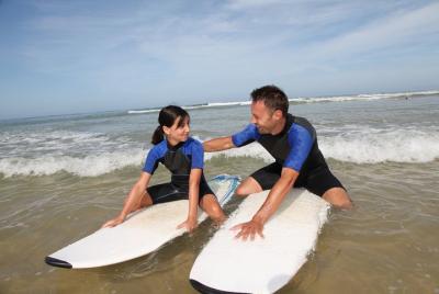 Escuela de surf con un profesional en Forte dei Marmi para familias