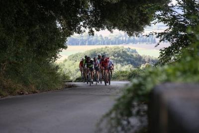 Aventura con bicicleta de carreras entre el mar y las colinas de Lucca.