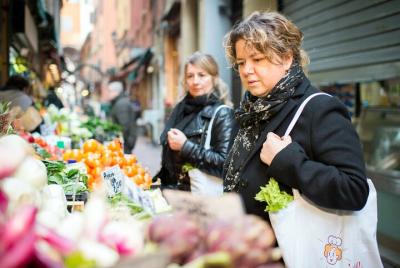 Visita al mercado y almuerzo o cena en la casa de un local en Matera.