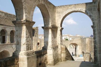 Miglionico tour: Castillo y Políptico te sorprenderán.
