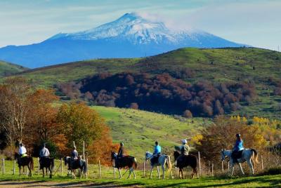 Tour privado a caballo en el campo siciliano y almuerzo tradicional en el cortijo del Etna Tour privado a caballo en el campo siciliano y almuerzo tradicional en el cortijo del Etna