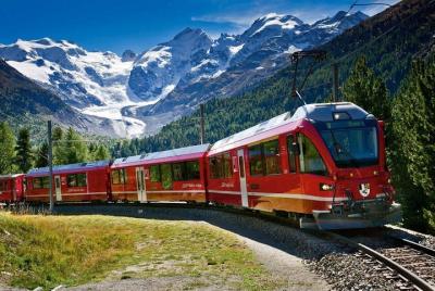 Visite los Alpes suizos en una excursión en el tren Bernina Express desde Milán Visite los Alpes suizos en una excursión en el tren Bernina Express desde Milán