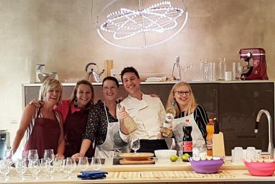 Cóctel italiano + Clase de cocina sobre el arte de hacer pasta en una ubicación única Cóctel italiano + Clase de cocina sobre el arte de hacer pasta en una ubicación única