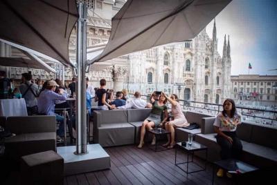 Entrada sin colas a la terraza panorámica del Duomo con aperitivo Entrada sin colas a la terraza panorámica del Duomo con aperitivo