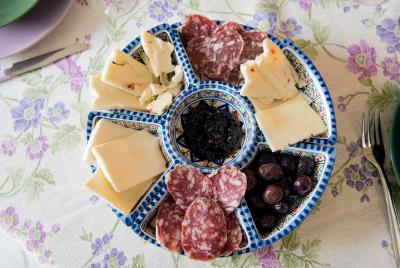 Visita al mercado de grupos pequeños y experiencia gastronómica en la casa de Cesarina en Módena