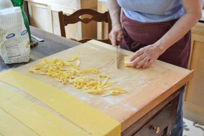 Disfruta de un recorrido por el mercado privado y aprende a cocinar pasta fresca a la boloñesa con los locales