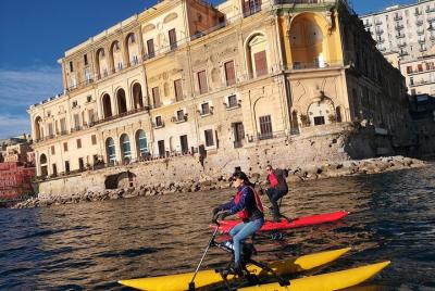 Costa de Nápoles en una bicicleta acuática