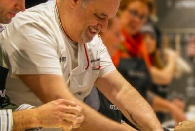 Clase de Cocina de Pizza con Chef Maestro en Nápoles