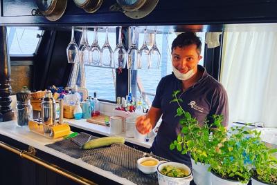 Aperitivo al atardecer en un velero en el Golfo de Nápoles