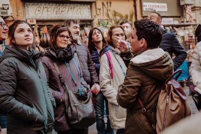 Explora el casco antiguo de Nápoles con un local