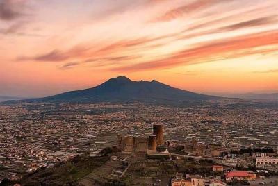 Traslado nocturno desde el aeropuerto / puerto / estación de Nápoles al hotel / B & B de Nápoles (o al revés)