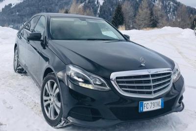 Traslado privado en automóvil al aeropuerto a hoteles y puerto en Napoli