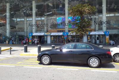 Traslado privado desde el aeropuerto de Nápoles al centro de la ciudad