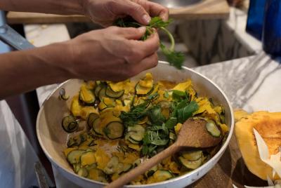 Visita al mercado de grupos pequeños y experiencia gastronómica en la casa de Cesarina en Todi