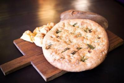 Grupo de comida callejera en Gubbio.