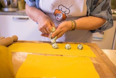 Clase privada de elaboración de pasta en la casa de una Cesarina con degustación en Parma