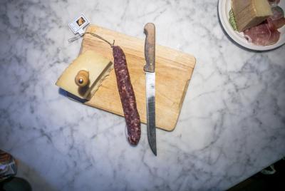 Visita al mercado de grupos pequeños y experiencia gastronómica en la casa de Cesarina en Parma