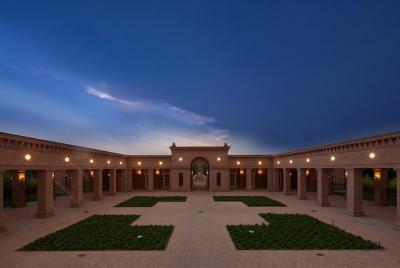 Una noche exclusiva en el laberinto-museo, en el campo de Parma.