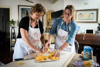 Comparta su amor de pasta: clase de pasta y tiramisú en grupos pequeños en Pavía Comparta su amor de pasta: clase de pasta y tiramisú en grupos pequeños en Pavía