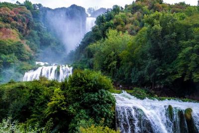 Excursión de un día: tour privado de Asís y Marmore con almuerzo + aventura de rafting Excursión de un día: tour privado de Asís y Marmore con almuerzo + aventura de rafting