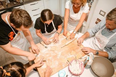 Comparta su amor por la pasta: clase de pasta y tiramisú en grupos pequeños en Gubbio Comparta su amor por la pasta: clase de pasta y tiramisú en grupos pequeños en Gubbio