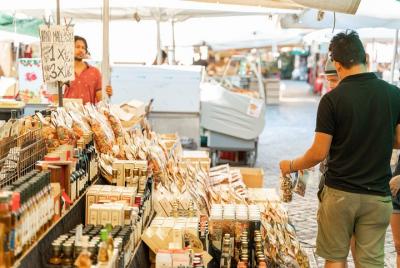 Visita al mercado de grupos pequeños y experiencia gastronómica en la casa de Cesarina en Perugia