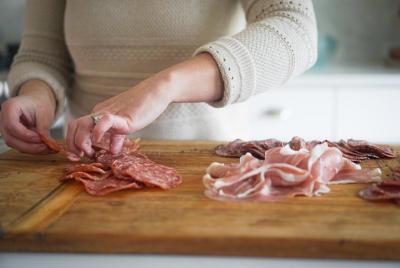 Excursión de un día: el laboratorio de cocina artística de Norcineria + almuerzo + paseo a caballo con Tastig Excursión de un día: el laboratorio de cocina artística de Norcineria + almuerzo + paseo a caballo con Tastig