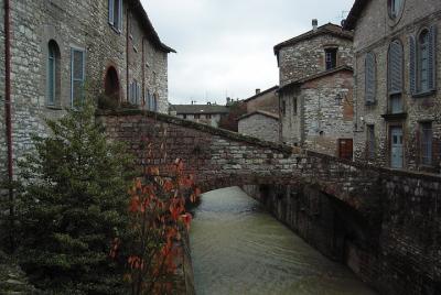 Gubbio: recorrido a pie por la ciudad con guía oficial Gubbio: recorrido a pie por la ciudad con guía oficial