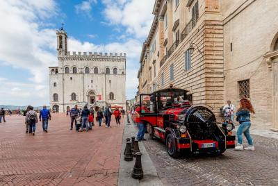 Recorrido por la ciudad de Gubbio a bordo de un TREN TURÍSTICO
