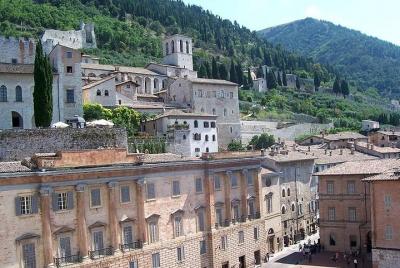 Traslado privado: aeropuerto de Fiumicino (FCO) a Gubbio o viceversa Traslado privado: aeropuerto de Fiumicino (FCO) a Gubbio o viceversa