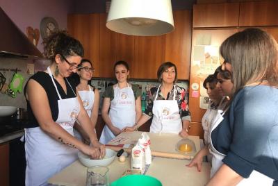 Clases privadas de pasta y tiramisú en la casa de una Cesarina con degustación en Pisa