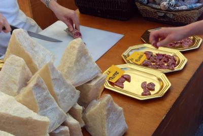 Visita al mercado de grupos pequeños y experiencia gastronómica en la casa de Cesarina en Pisa