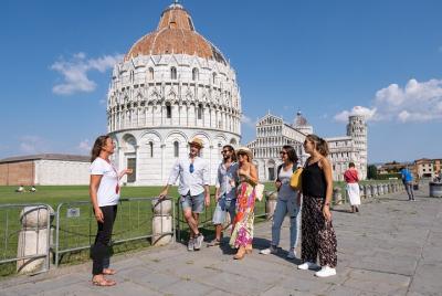 Tour de lugares de interés y bocados de Pisa con degustaciones de comida para grupos pequeños o privados