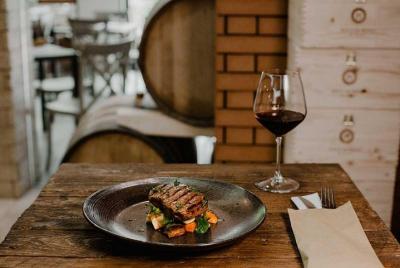 Almuerzo típico napolitano con cata de vinos y recorrido en un ca