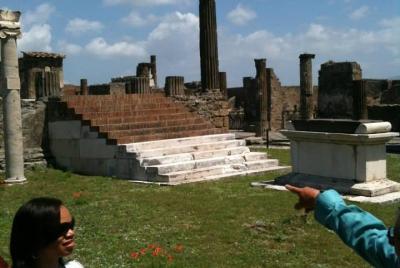 Traslado privado / Tour desde / a Nápoles a / desde Sorrento con parada en Pompeya