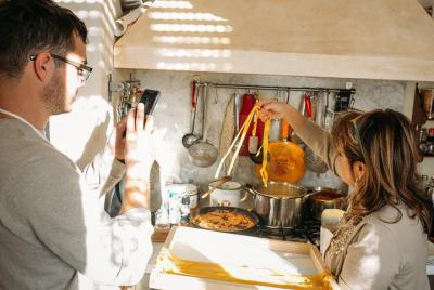 Visita al mercado de grupos pequeños y clase de cocina en Forlì
