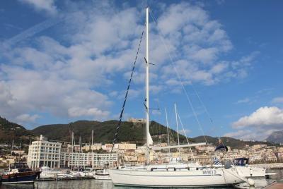Tour privado diario de la costa de Amalfi en un velero de 14 metros.